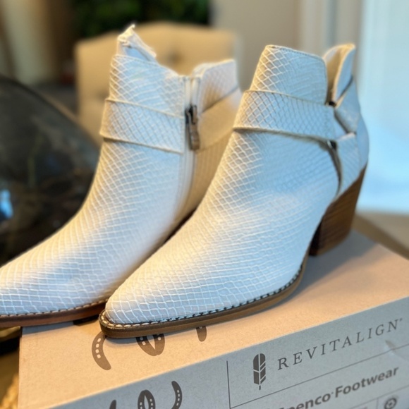 New ARIDER GIRL White Ankle Booties Size 6 - Picture 7 of 8
